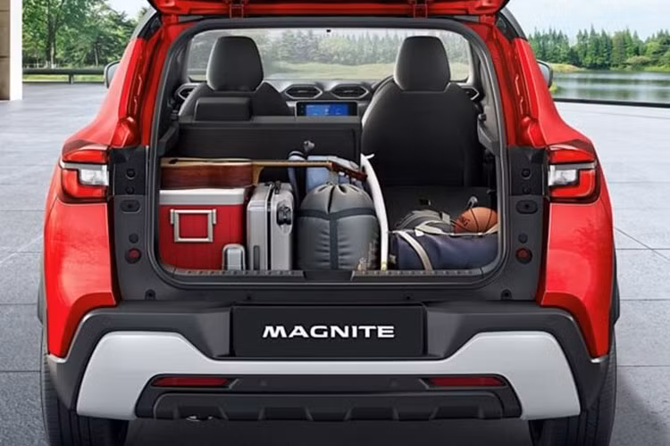 Bên dưới nắp ca-pô của Magnite là khối động cơ xăng 3 xi-lanh, dung tích 1.0 lít, tăng áp, sản sinh công suất tối đa 100 mã lực và mô-men xoắn cực đại 152Nm (CVT) hoặc 160Nm (số sàn 5 cấp), kèm hệ dẫn động cầu trước. Đây là động cơ hiện được sử dụng trên mẫu Nissan Almera tại Việt Nam.