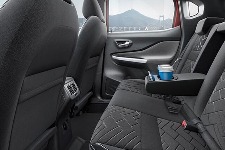 Không gian hàng ghế thứ hai tương đối rộng rãi so với kích thước tổng thể của xe. Các tiện ích cơ bản ở khu vực này bao gồm tựa đầu dành cho hai vị trí ngoài, bệ tỳ tay trung tâm và cổng sạc 12V. Khoang hành lý tiêu chuẩn có thể tích 336 lít, có thể gập hàng ghế sau theo tỉ lệ 60:40.