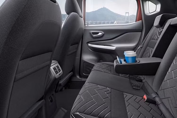 Không gian hàng ghế thứ hai tương đối rộng rãi so với kích thước tổng thể của xe. Các tiện ích cơ bản ở khu vực này bao gồm tựa đầu dành cho hai vị trí ngoài, bệ tỳ tay trung tâm và cổng sạc 12V. Khoang hành lý tiêu chuẩn có thể tích 336 lít, có thể gập hàng ghế sau theo tỉ lệ 60:40.