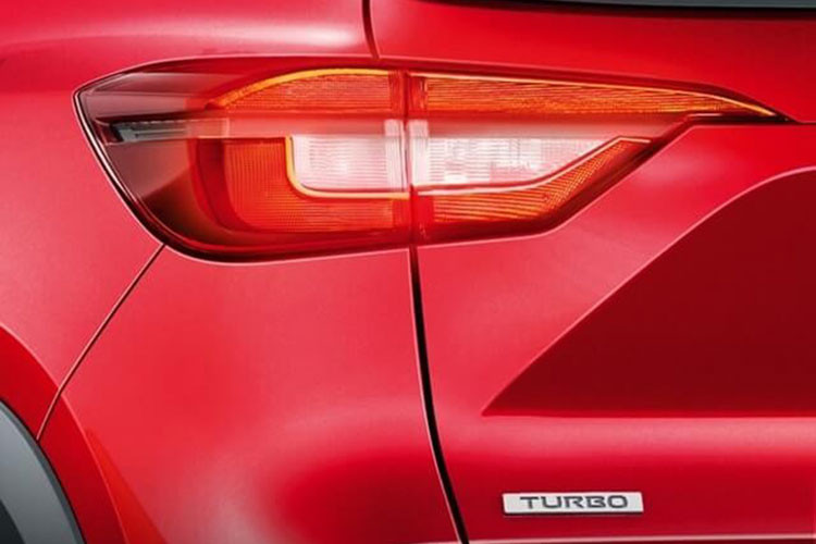 Thân xe với các đường gân dập nổi, vòm bánh xe và babule ốp nhựa đen to bản, có thanh ray nóc. Khách hàng có thể chi thêm tiền cho tùy chọn mui xe sơn đen. Tất cả phiên bản được trang bị mâm 16 inch, tuy nhiên la-zăng của biến thể Premium được phay xước hai tông màu thay vì đơn sắc như bản Upper.