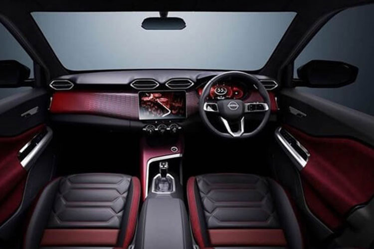 Nội thất đơn giản với tông màu đen chủ đạo, phá cách bằng các mảng ốp sáng màu. Cửa gió điều hòa hình lục giác, bệ trung tâm hai tầng. Bản tiêu chuẩn đã được trang bị bảng đồng hồ kỹ thuật số 7 inch, màn hình cảm ứng 8 inch hỗ trợ Apple CarPlay và Android Auto không dây, chìa khóa thông minh và vô lăng bọc da.