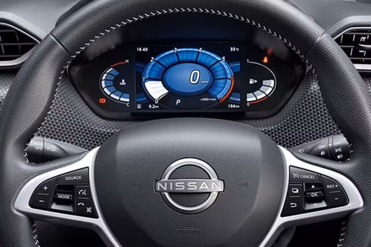 Xe có hệ thống hỗ trợ phanh ABS/EBD/BA, cân bằng điện tử, ổn định thân xe điện tử, hỗ trợ khởi hành ngang dốc, camera lùi, cảm biến lùi và 2 túi khí. Bản Premium được bổ sung camera 360 độ và cảm biến áp suất lốp.