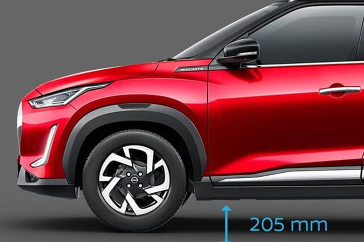 Phần đuôi xe Nissan Magnite 2023 sở hữu thiết kế cửa hậu khá dốc, cánh lướt gió và tem chữ nổi "Magnite" cỡ lớn. Cụm đèn hậu halogen nằm ngang ôm lấy hai góc đuôi xe. Cản sau nhựa đen sần kết hợp chi tiết trang trí sáng màu.