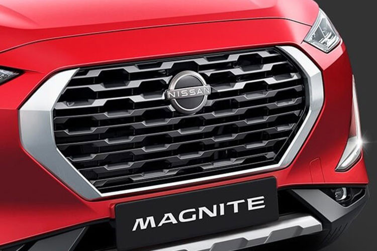 Là CUV rẻ nhất của Nissan, Magnite vẫn mang diện mạo chỉn chu, trang bị hiện đại. Đầu xe nổi bật với mặt ca-lăng lục giác kích thước lớn, viền mạ crôm. Đèn pha LED Bi-Projector, dải đèn định vị ban ngày hình chữ "L". Cản xe được tô điểm bằng dải mạ crôm và tấm ốp màu bạc, tích hợp đèn sương mù LED.