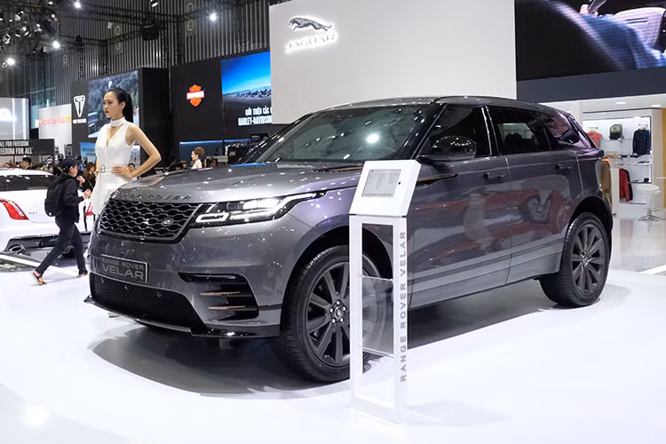 Ngoài Range Rover Velar và Evoque Convertible, đội hình của Jaguar Land Rover Việt Nam tại VIMS 2017 còn bao gồm 5 mẫu xe hiệu suất cao của Jaguar: XE, XF, XJL, F-Pace, F-TYPE Convertible và 4 mẫu xe địa hình đa dụng hạng sang thuộc thương hiệu Land Rover: Range Rover Sport, Discovery Sport, Discovery mới và Autobiography LWB.