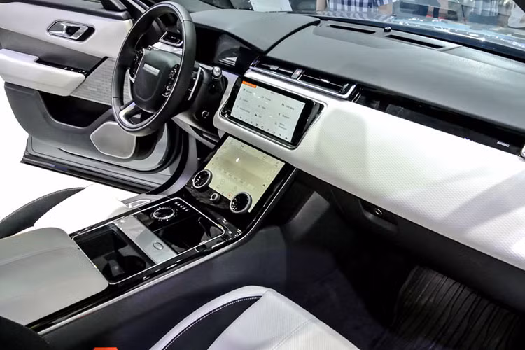 Xe được trang bị CPU Intel 4 nhân, ổ đĩa 60 GB để lưu dữ liệu và có kết nối mạng Ethernet. Dàn âm thanh Meridian 1.600W. Ghế ngồi bọc da cao cấp cùng các đường chỉ khâu ấn tượng, tựa đầu ghế cao có thể điều chỉnh, ghế lái chỉnh điện ghi nhớ vị trí ngồi cũng nhiều tiện ích khác...