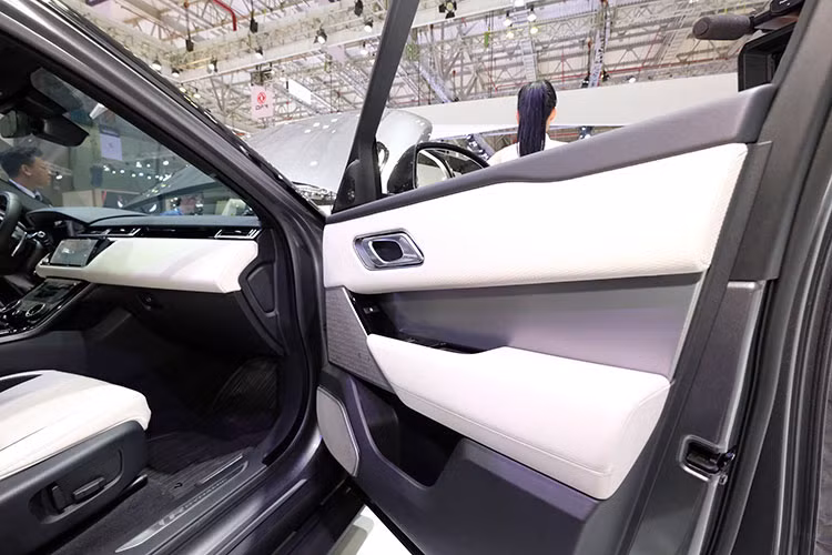 Tại thị trường Việt Nam, Range Rover Velar được nhập khẩu và phân phối chính hãng với ba phiên bản: Base SE, R-Dynamic và First Edition đều sở hữu khối động cơ Si6, 3.0L V6, Supercharged, 380 mã lực, mô-men xoắn cực đại đạt 450Nm, tốc độ tối đa đạt 250km/h và khả năng tăng tốc từ 0-100km/h trong 5,7 giây.