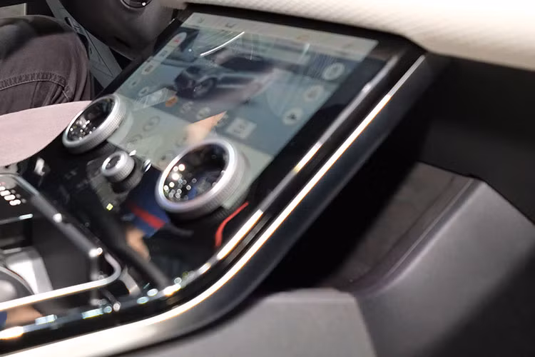 Theo đại diện thương hiệu Jaguar Land Rover Việt Nam cho hay, mẫu xe Velar mới này sở hữu không gian "rộng không tưởng cho mọi hành khách". Nằm phía trên trần xe là một cửa sổ trời Panorama siêu rộng, tăng thêm cảm giác thoáng đãng cho nội thất. Khoang hành lý của xe có thể tích 632 lít và có thể đạt 1731 lít nếu gập hàng ghế sau lại.