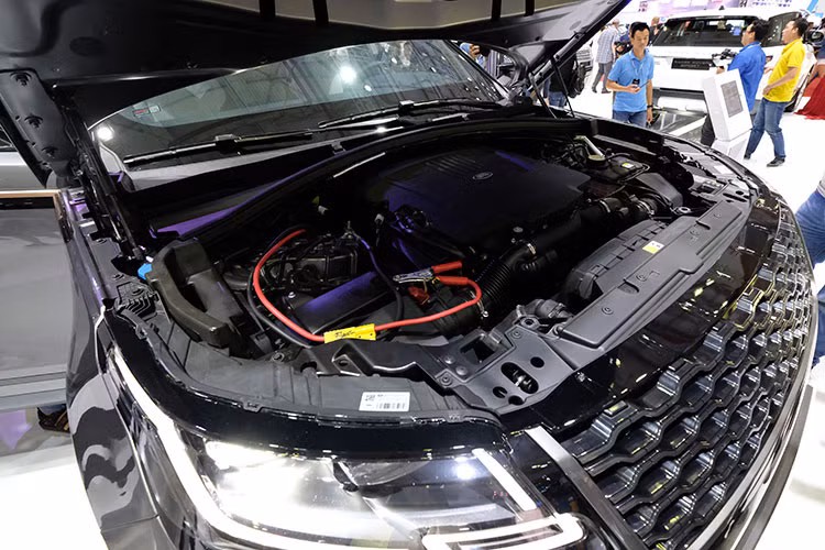 Tất cả đều kết hợp với hộp số tự động 8 cấp và dẫn động 4 bánh. Xe vẫn có công nghệ kiểm soát địa hình Terrain Response quen thuộc. Mức giá bán lẻ của Range Rover Velar tại thị trường Việt Nam được bán ra từ 4,895 tỉ đồng với bản Base SE và 5,095 tỉ đồng với bản R-Dynamic.