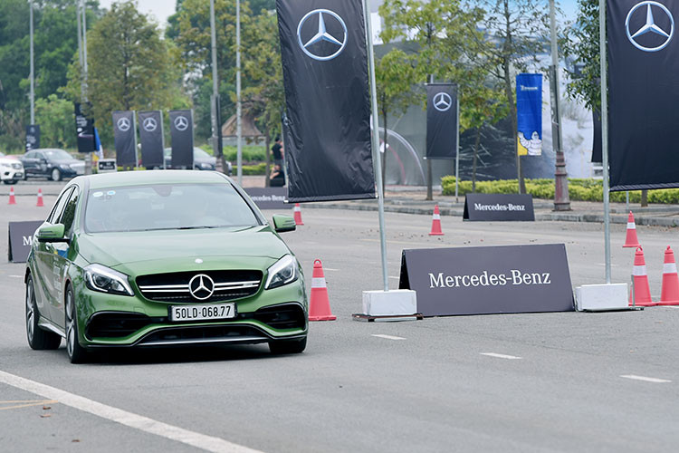 Ngoài các bài tập cơ bản như phanh và chuyển hướng đột ngột (Cảm nhận hệ thống ABS/BAS) hay kiểm soát xe trên bề mặt siêu trượt (Cảm nhận hệ thống ESP), khách hàng sẽ được đào tạo kỹ năng qua cua theo vạch đường đua lý tưởng (Racing Line) và kiểm soát trượt với vỏ xe Easy Drift.