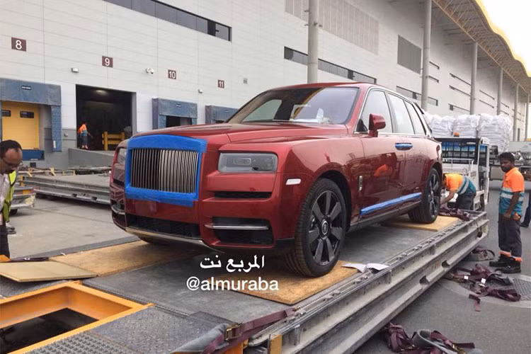 Hiện chưa rõ danh tính của vị đại gia may mắn trở thành người đầu tiên trên thế giới sở hữu Rolls-Royce Cullinan 2019 này. Chỉ biết rằng, chiếc Rolls-Royce Cullinan 2019 của Tiểu vương vùng Vịnh được sơn màu đỏ tương tự xe trong hình ảnh thông cáo báo chí ra mắt vào ngày 10/5/2018 vừa qua.