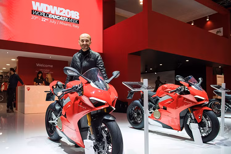 Tại triển lãm EICMA năm nay đã chứng kiến hàng loạt mẫu xe mới trình làng với thiết kế đột phá, đẹp mắt, đồng nghĩa với cuộc tranh tài “sắc đẹp” gay cấn, kịch tính hơn. Năm nay cũng là năm thứ 13 của giải thưởng ‘bình chọn xe đẹp”, tổ chức bởi tạp chí Italy nổi tiếng Motociclismo, trong đó Ducati đã có tới 9 lần dành chiến thắng.