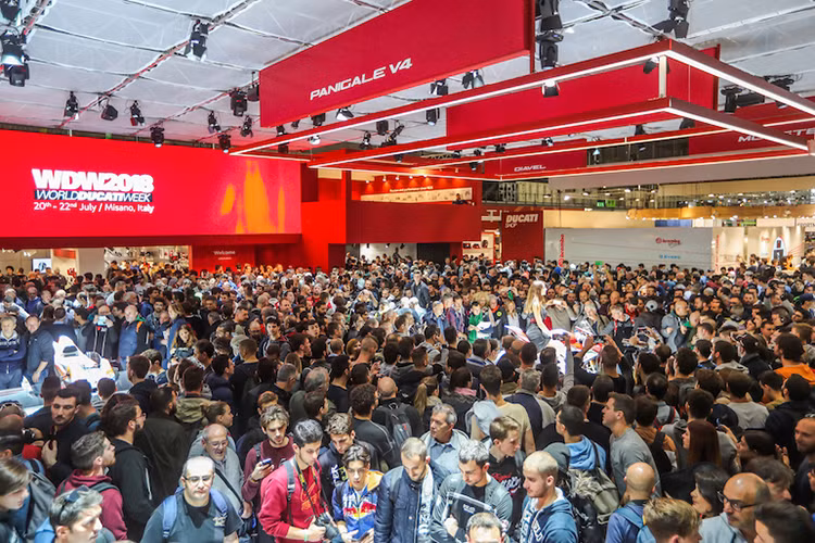Có vẻ như người Ý vẫn dành nhiều ưu ái hơn cho những “tác phẩm” siêu tốc độ của những người đồng hương quê nhà. Tham gia cuộc bình chọn có hơn 16.000 người đã chọn chiếc Panigale V4 S, khiến nó trở thành mẫu xe phổ biến nhất cùng với những vị khách tới EICMA cũng như những độc giả của tờ Motociclismo.
