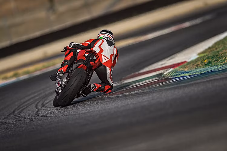 Panigale V4 cũng là mẫu môtô Ducati thương mại đầu tiên sử dụng động cơ V4, được phát triển từ chiếc Ducati Desmosedici V4 trong giải đua MotoGP. Động cơ có dung tích 1.103 cc, cho công suất 214 mã lực, và 226 mã lực. Biến thể Panigale V4 Special trang bị ống xả titanium Akrapovic. Động cơ naỳ cũng nặng hơn 2,2 kg so với 1299 Panigale.