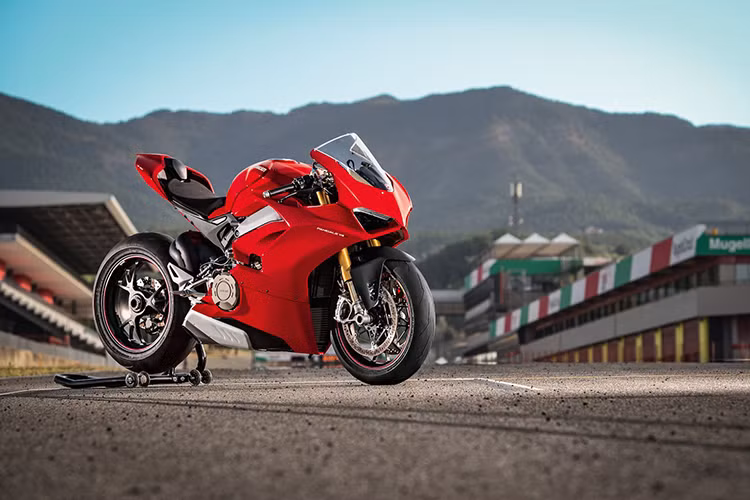 Có 3 phiên bản là cơ bản, S và Speciale, Panigale V4 được ra mắt lần này. Giá bán giữa các phiên bản cũng có phần chênh lệch. Xe có giá bán 25.200 USD đối với bản tiêu chuẩn, 31.300 USD (khoảng 711 triệu đồng) cho đối với bản S, và 45.800 USD (khoảng hơn 1 tỷ đồng) đối với bản Speciale sản xuất giới hạn chỉ 1.500 chiếc.