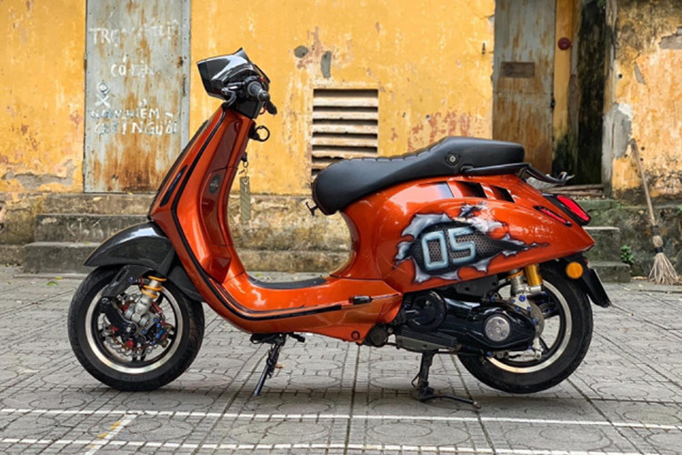 Mặc dùng được độ chế lại khá nhiều tuy nhiến có một số chi tiết nhỏ chủ xe vẫn hướng theo phong cách cổ điển như viền chóa đèn trước, cảng sau đến từ thương hiệu Zelioni. Một số chi tiết nhựa và dè trước được ốp Carbon Fiber, yên xe được thiết kế lại theo phong cách cổ điển. Dự tính giá trị của cả chiếc xe sau độ khoảng gần 200 triệu đồng.