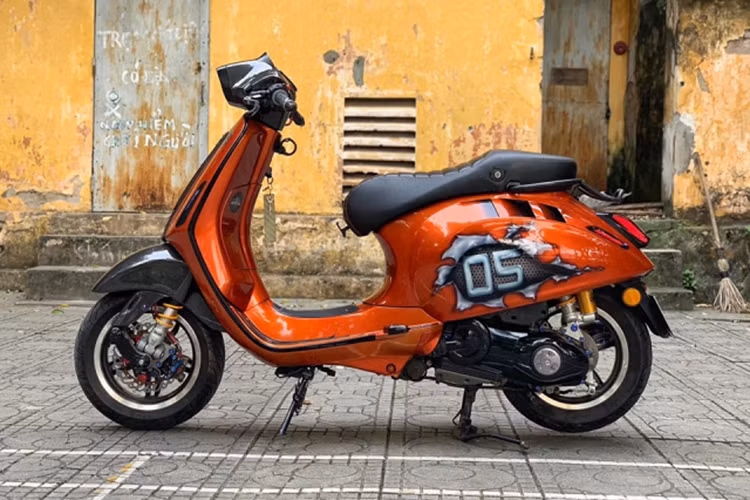 Mặc dùng được độ chế lại khá nhiều tuy nhiến có một số chi tiết nhỏ chủ xe vẫn hướng theo phong cách cổ điển như viền chóa đèn trước, cảng sau đến từ thương hiệu Zelioni. Một số chi tiết nhựa và dè trước được ốp Carbon Fiber, yên xe được thiết kế lại theo phong cách cổ điển. Dự tính giá trị của cả chiếc xe sau độ khoảng gần 200 triệu đồng.