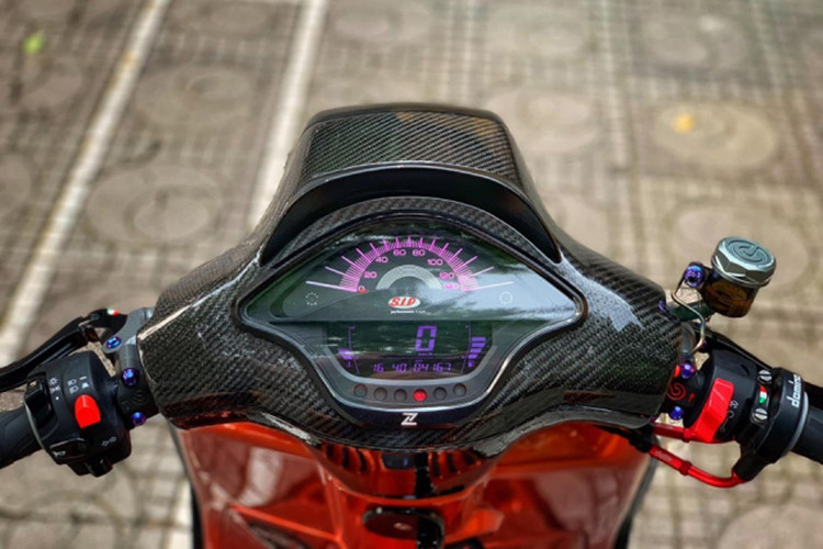 Bên trái sử dụng cùm công tắc Domino dày trong khi bên lại sử dụng cùm TFX của Yamaha nhỏ gọn để có không gian bắt cùm công tắc Domino đen cho phép rút ngắn hành trình giúp xe đề ba nhanh hơn.