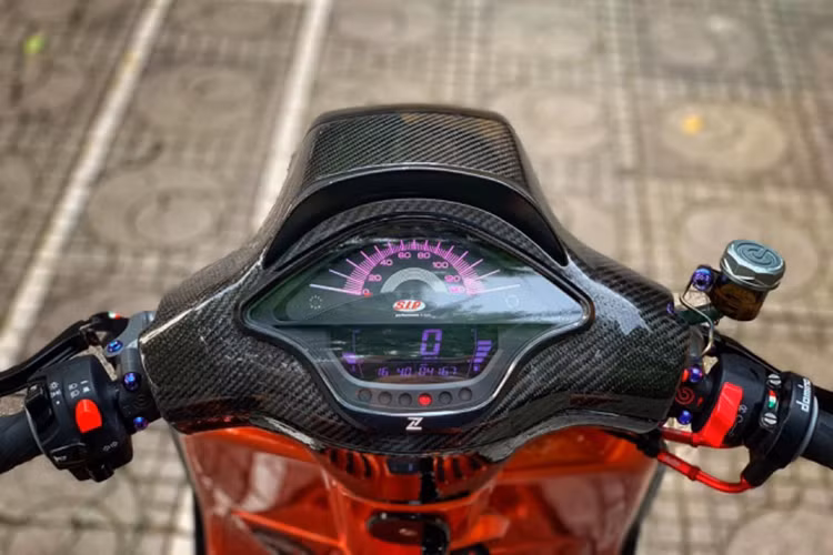 Bên trái sử dụng cùm công tắc Domino dày trong khi bên lại sử dụng cùm TFX của Yamaha nhỏ gọn để có không gian bắt cùm công tắc Domino đen cho phép rút ngắn hành trình giúp xe đề ba nhanh hơn.