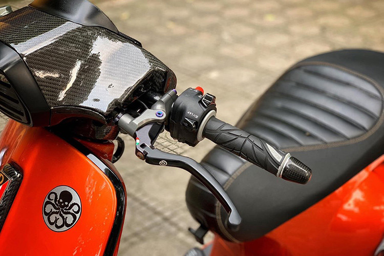 Ngoài ra, cùm tay thắng Brembo Billet phiên bản được sản xuất bởi Nhật Bản dựa trên công nghệ của Ý. Cùm tay thắng Brembo Billet có mức giá hơn 10 triệu đồng một tay chưa bao gồm bình dầu phụ đi kèm và dàn ốc Gr5 mà chúng ta đang thấy trên bản độ này.