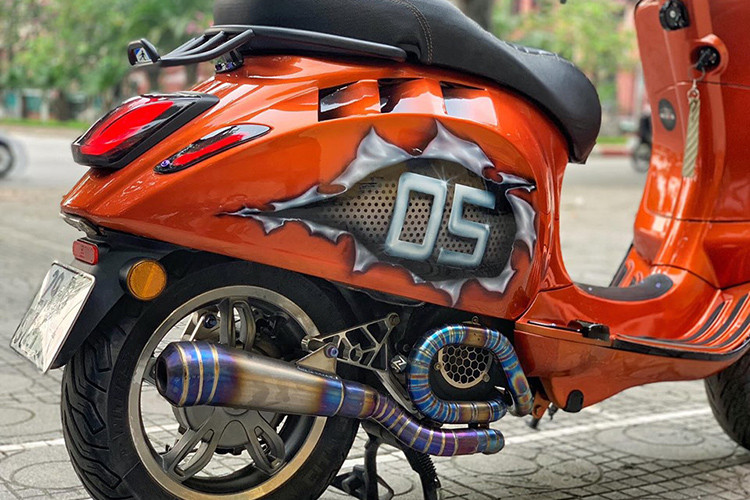 Dàn chân sau cũng sử dụng phuộc Ohlins bình dầu rời đi kèm cùng chân CNC giúp đôn phuộc được cao hơn. Điểm nhấn khác cũng rất đáng để chúng ta chú ý đến đó là full bộ cổ kèm pô Titan được thiết kế uốn lượng vô cùng tinh tế đẹp mắt, làm tăng thêm giá trị cho chiếc xe. 