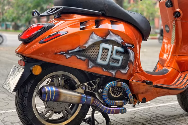 Dàn chân sau cũng sử dụng phuộc Ohlins bình dầu rời đi kèm cùng chân CNC giúp đôn phuộc được cao hơn. Điểm nhấn khác cũng rất đáng để chúng ta chú ý đến đó là full bộ cổ kèm pô Titan được thiết kế uốn lượng vô cùng tinh tế đẹp mắt, làm tăng thêm giá trị cho chiếc xe. 