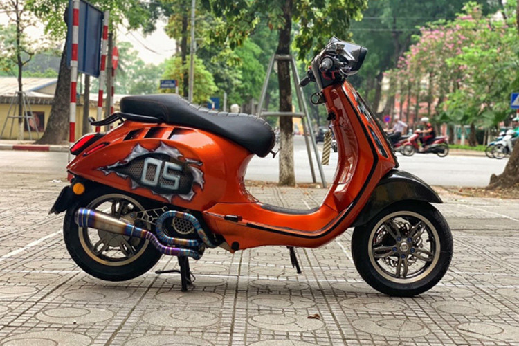 Thuộc sở hữu của một tay chơi xe ở Hà Nội, chiếc Vespa Sprint 125 độ này sau khi trải qua một "ca phẫu thuật" cực kì tốn kèm thì hiện nó vẫn giữ được nét cổ điển cần có của Piaggio, nhưg các hi tiết &#x1d;khác lại được nâng cấp "khủng" - khiến chiếc xe lạnh lùng hơn phá cách và giá trị hơn.