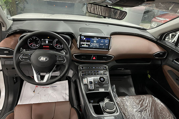 Phiên bản Hyundai SantaFe máy xăng cao cấp của anh T.K thuộc thế hệ mới, xe được trang bị động cơ smartstream G 2.5L cho công suất 180 mã lực và mô-men xoắn cực đại 232 Nm, kết hợp với hộp số 6 cấp.