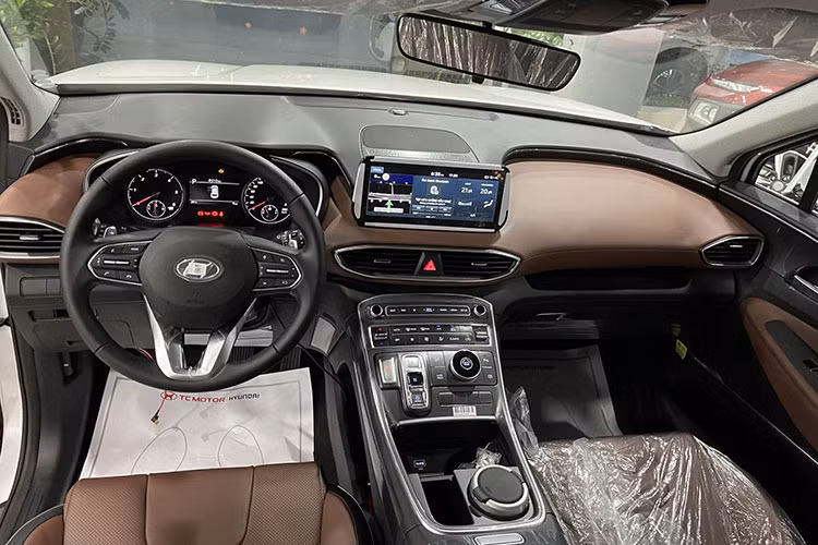 Phiên bản Hyundai SantaFe máy xăng cao cấp của anh T.K thuộc thế hệ mới, xe được trang bị động cơ smartstream G 2.5L cho công suất 180 mã lực và mô-men xoắn cực đại 232 Nm, kết hợp với hộp số 6 cấp.