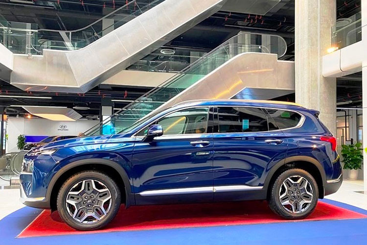 Hyundai SantaFe thuộc phân khúc SUV/Crossover hạng D, cạnh tranh với Kia Sorento, Mazda CX-8, Isuzu mu-X, Toyota Fortuner, Mitsubishi Pajero Sport và Ford Everest. Năm 2022, mẫu xe này đạt tổng doanh số 10.603 xe, dẫn đầu phân khúc.
