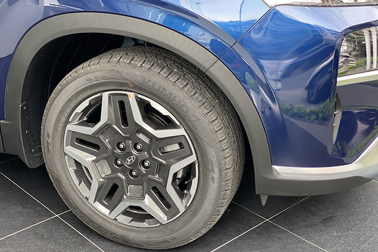 Hiện, Hyundai SantaFe tại Việt Nam đang được phân phối với 4 phiên bản, bao gồm: Xăng Tiêu chuẩn, Dầu Tiêu chuẩn, Xăng Cao cấp và Dầu Cao cấp. Mức giá của xe dao động từ 1,055 - 1,275 tỷ đồng. Sắp tới xe sẽ được bổ sung thêm phiên bản hybrid tiết kiệm nhiên liệu.