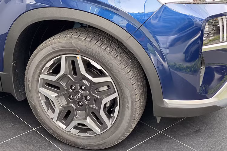 Hiện, Hyundai SantaFe tại Việt Nam đang được phân phối với 4 phiên bản, bao gồm: Xăng Tiêu chuẩn, Dầu Tiêu chuẩn, Xăng Cao cấp và Dầu Cao cấp. Mức giá của xe dao động từ 1,055 - 1,275 tỷ đồng. Sắp tới xe sẽ được bổ sung thêm phiên bản hybrid tiết kiệm nhiên liệu.