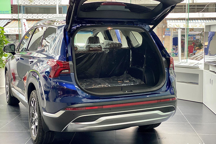 Tại thị trường Việt Nam, mẫu xe SUV Hyundai SantaFe có thể coi là “quốc dân” khi thường xuyên giữ vị trí đầu bảng về doanh số trong phân khúc crossover 5+2 cũng như lọt top 10 ôtô bán chạy nhất tại Việt Nam tính theo tháng.