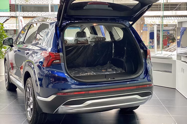 Tại thị trường Việt Nam, mẫu xe SUV Hyundai SantaFe có thể coi là “quốc dân” khi thường xuyên giữ vị trí đầu bảng về doanh số trong phân khúc crossover 5+2 cũng như lọt top 10 ôtô bán chạy nhất tại Việt Nam tính theo tháng.