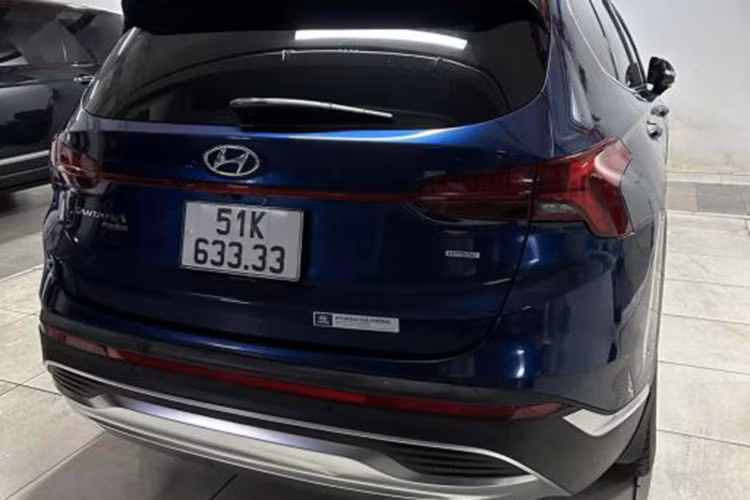 Ngay sau khi những hình ảnh về chiếc Hyundai SantaFe biển tứ quý 3 này được chia sẻ trên mạng xã hội đã có không ít người liên hệ với anh T.K và ngỏ ý muốn mua lại xe. Nhiều mức giá được đưa ra, tuy nhiên hiện tại cao nhất là có người trả 1,5 tỷ đồng, cao hơn 300 triệu so với giá mua. 