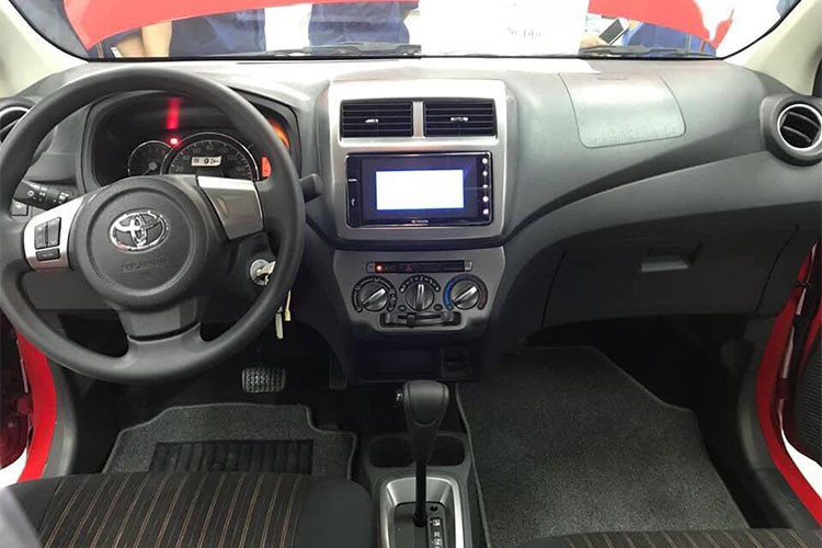 Xe được trang bị hệ thống âm thanh với màn hình màu và đầu đĩa 2 -DIN có kết nối Bluetooth để dành cho các thiết bị di động. Vô lăng của xe cũng được tích hợp các phím chức năng đa dụng... ghế ngồi phía sau g được thiết kế khá rộng rãi, đủ dùng cho 2 người lớn và một trẻ nhỏ.