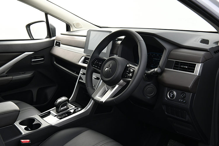 Khi được hỏi liệu mẫu ôtô hybrid đầu tiên được sản xuất tại Indonesia có phải là xe MPV Mitsubishi Xpander Hybrid hay không, ông Takao không bác bỏ nhưng từ chối cung cấp thêm chi tiết. Ông chia sẻ: "Trong tương lai, điều này là có thể (Xpander Hybrid), nhưng hiện tại chúng tôi chưa thể tiết lộ".