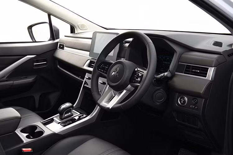 Khi được hỏi liệu mẫu ôtô hybrid đầu tiên được sản xuất tại Indonesia có phải là xe MPV Mitsubishi Xpander Hybrid hay không, ông Takao không bác bỏ nhưng từ chối cung cấp thêm chi tiết. Ông chia sẻ: "Trong tương lai, điều này là có thể (Xpander Hybrid), nhưng hiện tại chúng tôi chưa thể tiết lộ".