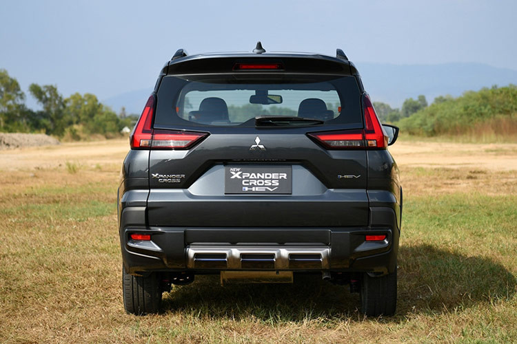 Tại Việt Nam, phân khúc MPV hybrid hiện mới chỉ ghi nhận sự xuất hiện của Suzuki XL7 Hybrid. Tuy nhiên, mẫu xe này chỉ trang bị hệ thống hybrid nhẹ (mild-hybrid) với sự hỗ trợ của máy phát điện và pin, không thể vận hành hoàn toàn bằng điện như Xpander Hybrid.