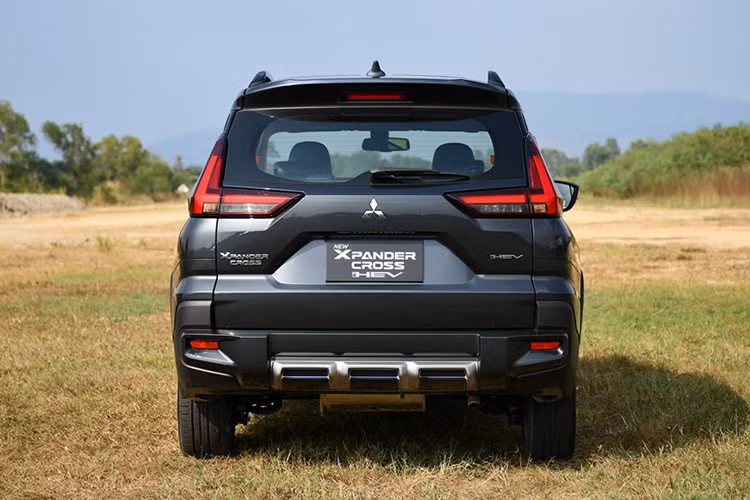 Tại Việt Nam, phân khúc MPV hybrid hiện mới chỉ ghi nhận sự xuất hiện của Suzuki XL7 Hybrid. Tuy nhiên, mẫu xe này chỉ trang bị hệ thống hybrid nhẹ (mild-hybrid) với sự hỗ trợ của máy phát điện và pin, không thể vận hành hoàn toàn bằng điện như Xpander Hybrid.