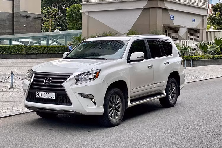 Nếu mức giá 5,69 tỷ đồng cho một chiếc xe sang Lexus GX460 facelift đời 2020 là quá cao so với tầm với của nhiều người, thì lựa chọn xe đã qua sử dụng “đời chưa sâu” là một gợi ý. Chiếc Lexus GX 460 đời 2016 đang được chào bán trên sàn xe cũ Hà Nội này là một ví dụ.