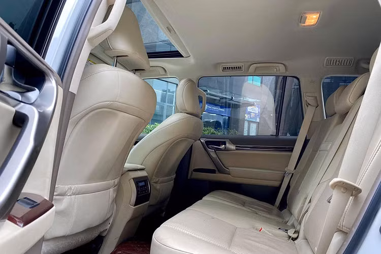 Mẫu xe SUV Lexus GX 460 2016 đi kèm với nhiều công nghệ an toàn như loạt phanh ABS/BA/EBD, kiểm soát lực kéo chủ động, hệ thống cảnh báo điểm mù, đèn pha tự động điều chỉnh cân bằng góc chiếu, 10 túi khí,...