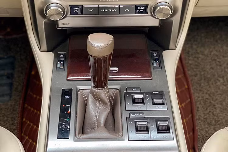 Chính giữa bảng điều khiển là màn hình giải trí sử dụng thống thông tin-giải trí “Lexus Enform”. Trang bị hệ thống âm thanh vòm cao cấp. Nội thất của các mẫu xe nhà Lexus được người dùng đánh giá cao ở ghế da mềm mại, cho cảm giác ngồi êm ái. Cabin thiết kế tiện dụng, bền bỉ và không cho cảm giác xe lỗi thời theo thời gian. 