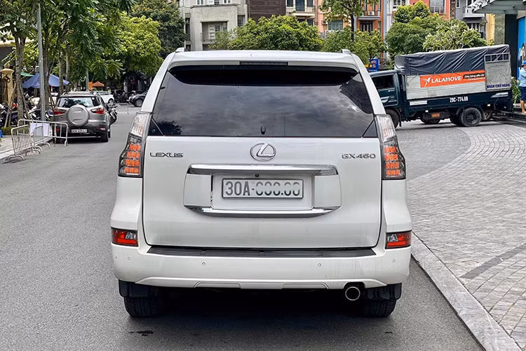 Mẫu SUV “người anh em” với Land Cruiser Prado – Lexus GX 460 hạng sang sở hữu thiết kế sang trọng, trang nhã. Phần đầu GX460 2016 sở hữu cụm lưới tản nhiệt cỡ lớn tạo hình chữ “X”. Bên dưới nắp ca-pô Lexus GX 460 2016 chính là động cơ V8 dung tích 4.6L (4.608 cc), hút khí tự nhiên, VVT-i, cho công suất tối đa 301 mã lực tại vòng tua máy 5.500 vòng/phút và mô-men xoắn cực đại 446 Nm tại 3.500 vòng/phút.
