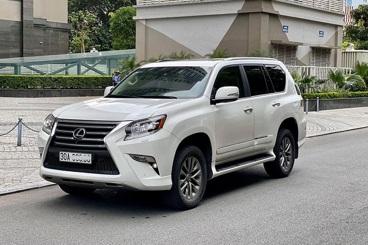 Nếu mức giá 5,69 tỷ đồng cho một chiếc xe sang Lexus GX460 facelift đời 2020 là quá cao so với tầm với của nhiều người, thì lựa chọn xe đã qua sử dụng “đời chưa sâu” là một gợi ý. Chiếc Lexus GX 460 đời 2016 đang được chào bán trên sàn xe cũ Hà Nội này là một ví dụ.