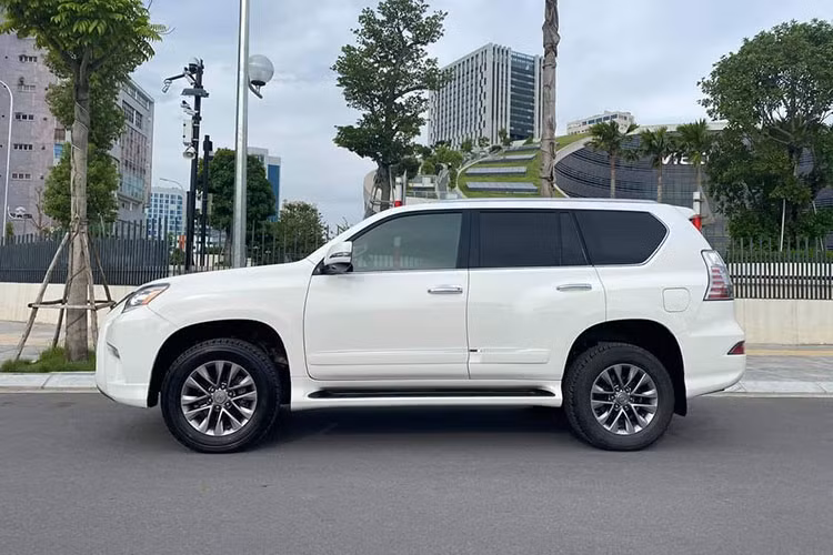 Với mức giá chỉ khoảng hơn 3 tỷ đồng, đây là một mức giá dễ tiếp cận khi trên thị trường xe cũ hiện nay có nhiều chiếc GX460 cùng đời 2016 đang được chào bán với giá gần 4 tỷ đồng tùy thuộc vào độ chất của xe. Tại thời điểm năm 2016, giá xe Lexus GX460 niêm yết 4,040 tỷ đồng. Sẽ không khó hiểu khi Lexus là thương hiệu xe sang “vua giữ giá” tại Việt Nam.