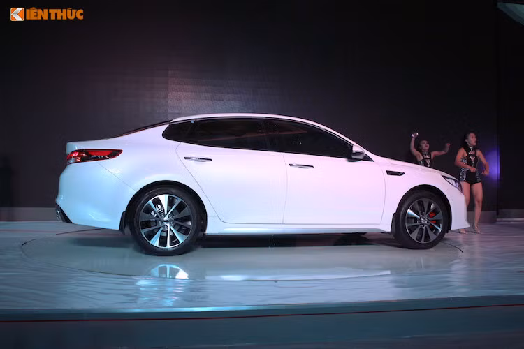 Với mức giá mới vừa được công bố, mẫu xe Kia Optima thậm chí rẻ hơn nhiều so với các đối thủ như Toyota Corolla Altis, Honda Civic,... và trở thành mẫu xe rẻ nhất phân khúc sedan hạng D tại Việt Nam hiện nay. Đây là phiên bản mới nhất từng được ra mắt tại Hà Nội vào tháng 10/2016.