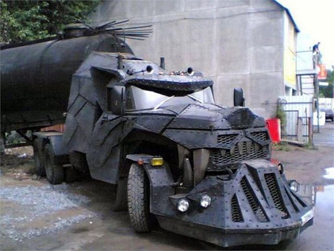 Một chiếc xe bồn đầy hầm hố nhưng lại mang phong cách "địa ngục".