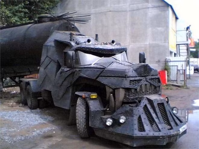 Một chiếc xe bồn đầy hầm hố nhưng lại mang phong cách "địa ngục".