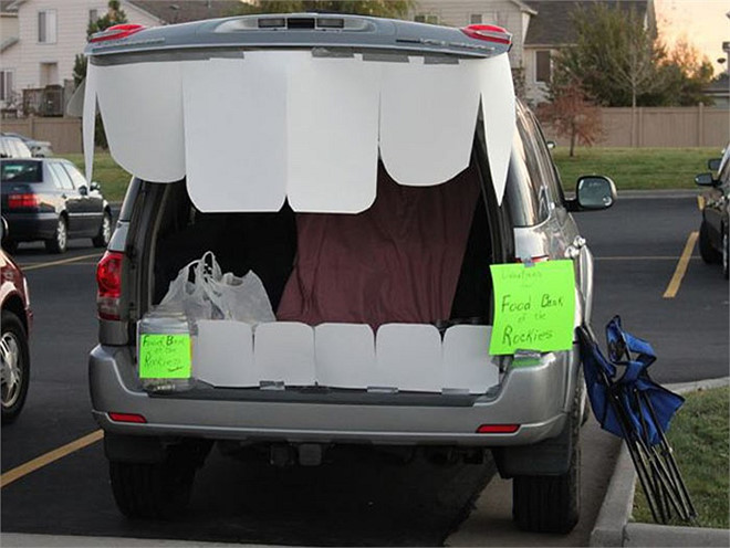 Cái miệng khổng lồ với hàm răng trắng ởn phía sau của chiếc xe ăn thịt.